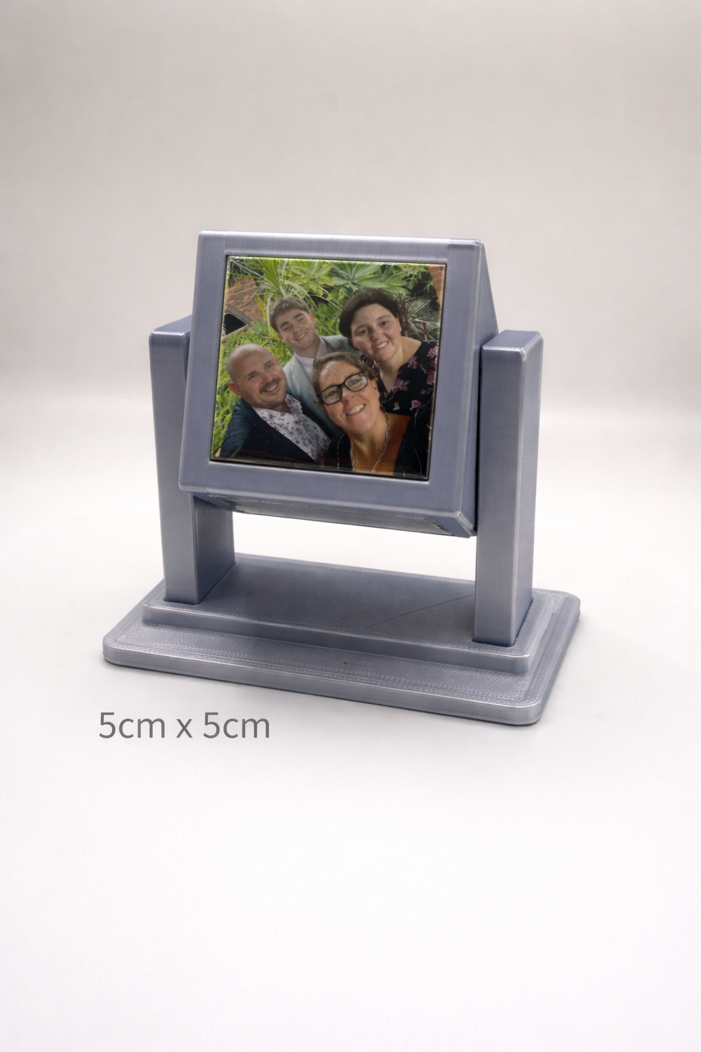 Retro Rotating Desk Cube includes 4 Magnets